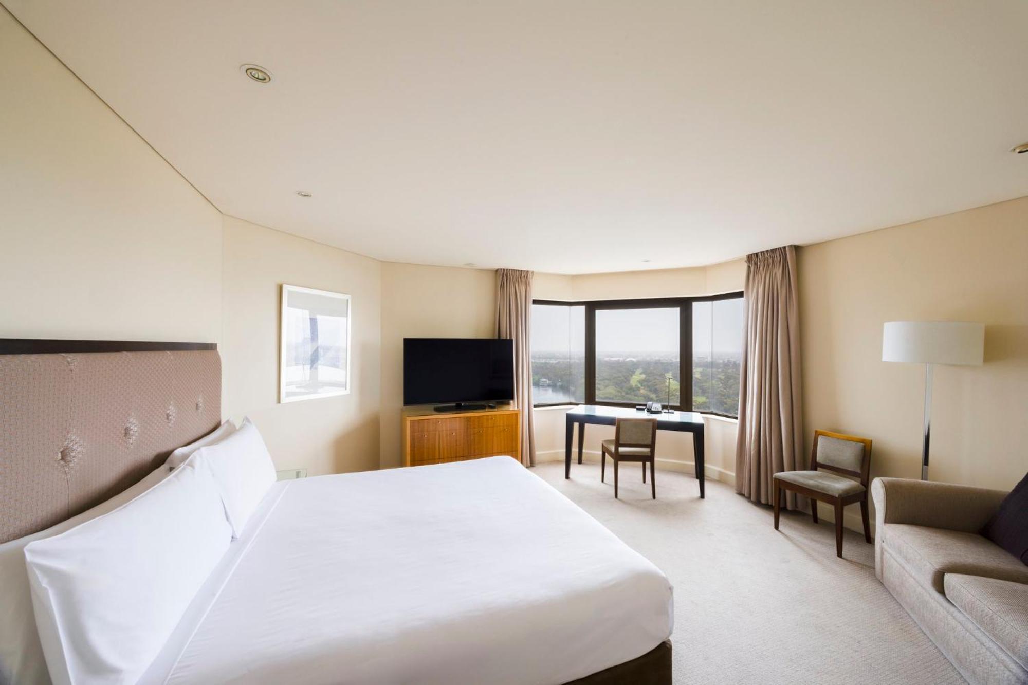 Classic King Room with Panoramic River View - Club Lounge Access