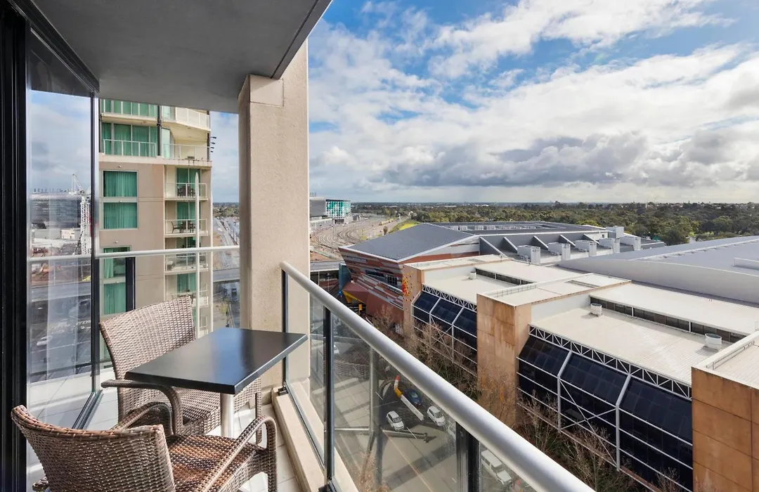 Oaks Adelaide Horizons Suites-1